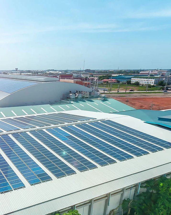 Vista aérea de painéis solares instalados em telhado industrial